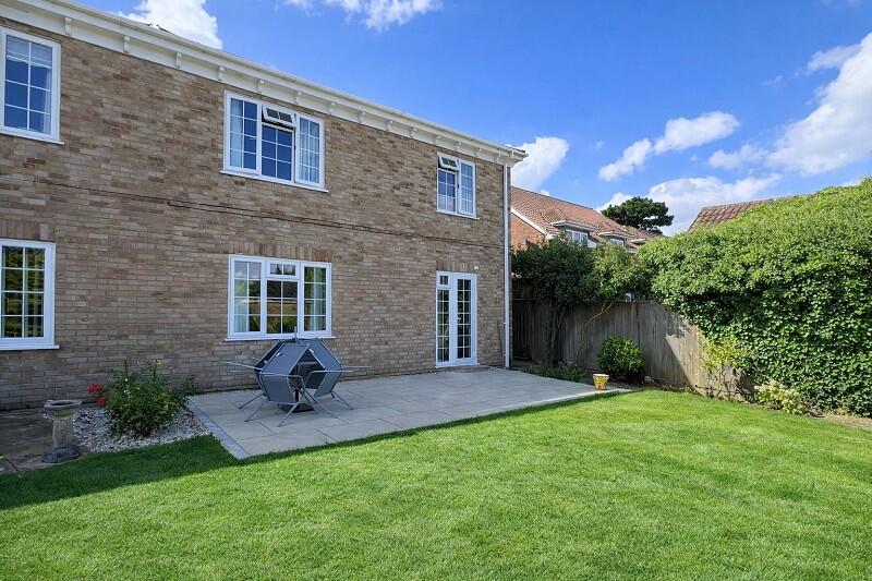 10 Barton Wood Road, Barton On Sea, New Milton, Hampshire. BH25 7NN photo 2
