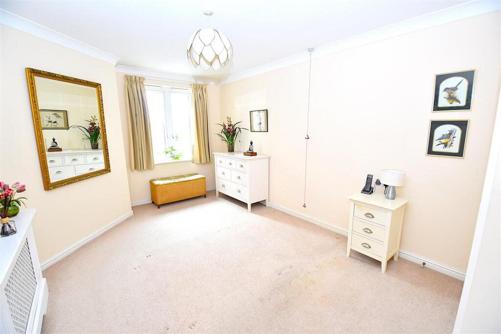 Apartment in Southend-on-Sea - View 5