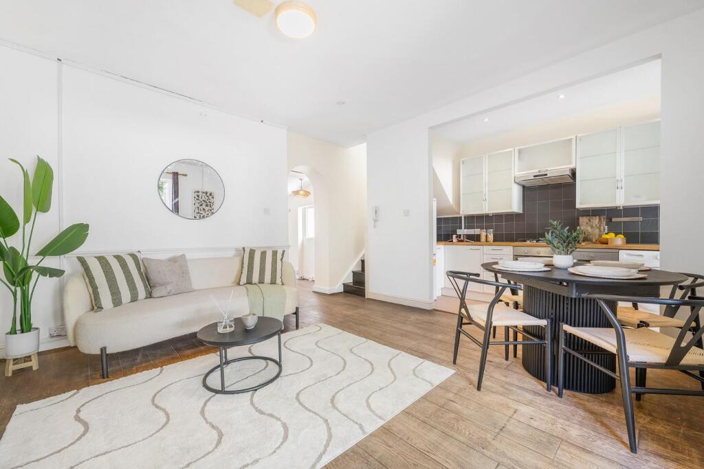 Apartment in London, Blenheim Gardens Estate, Brixton - More