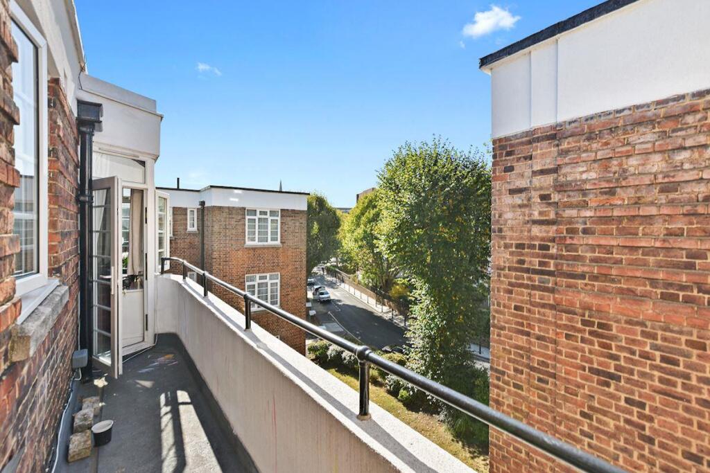 Apartment in London - More