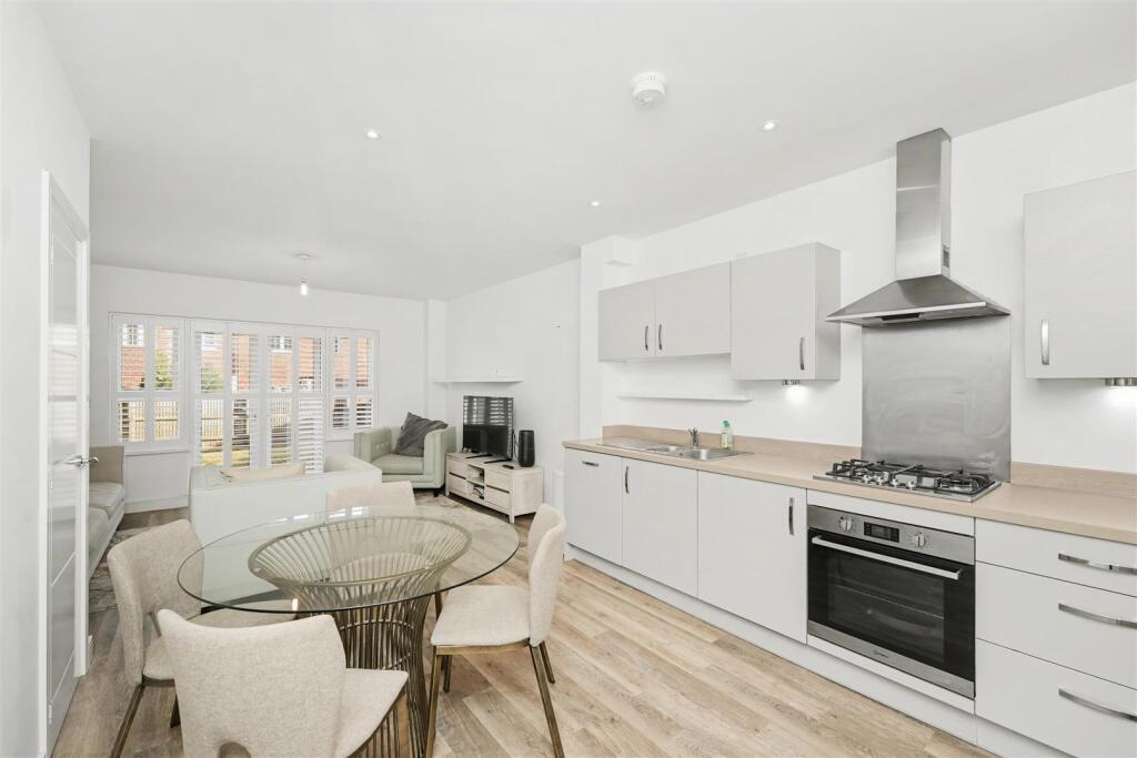 Chace Village Road, Enfield photo 3