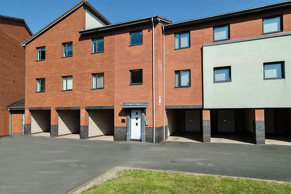 2-bed flat on Blackberry Avenue, Lichfield, £190,000