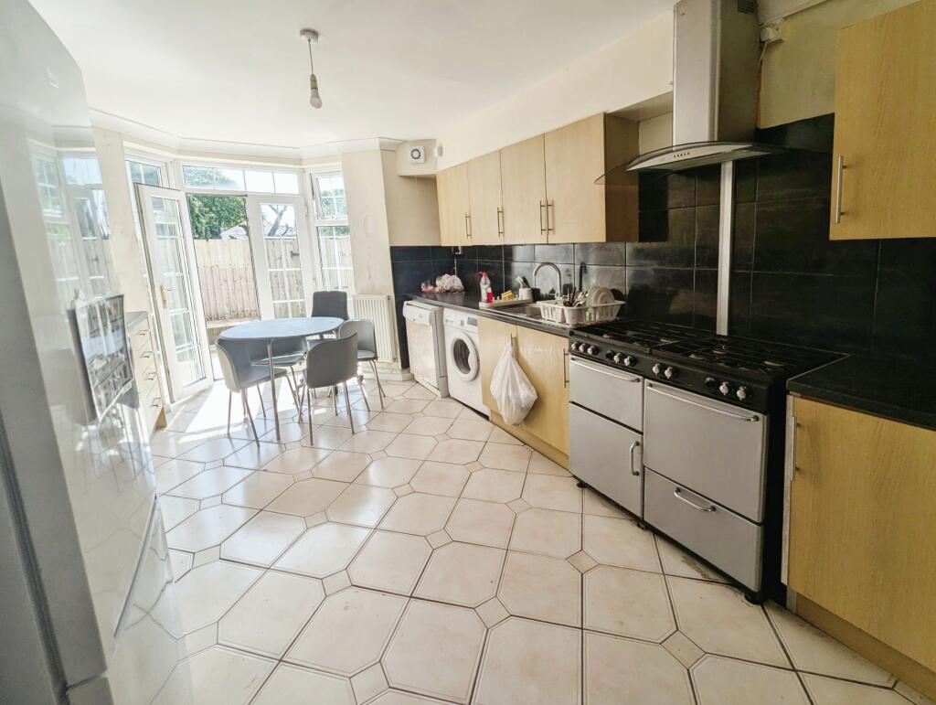 House in Woodland Road, Beechwood - View 4