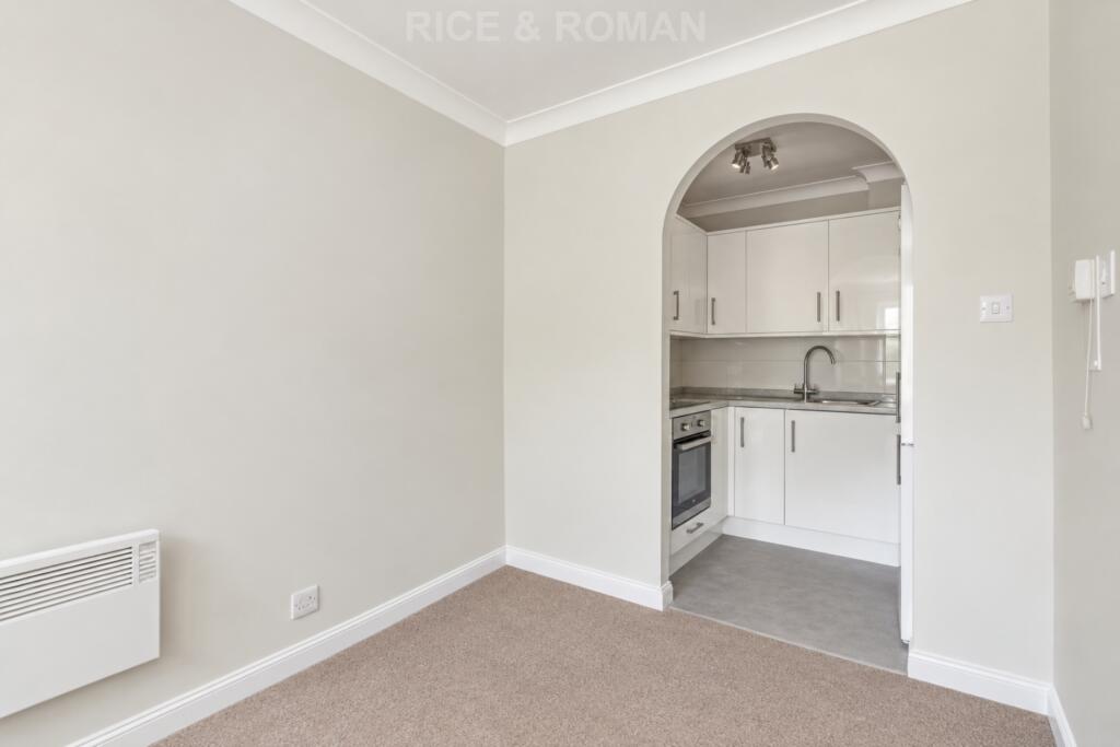Apartment in Elmbridge, Weybridge - View 3