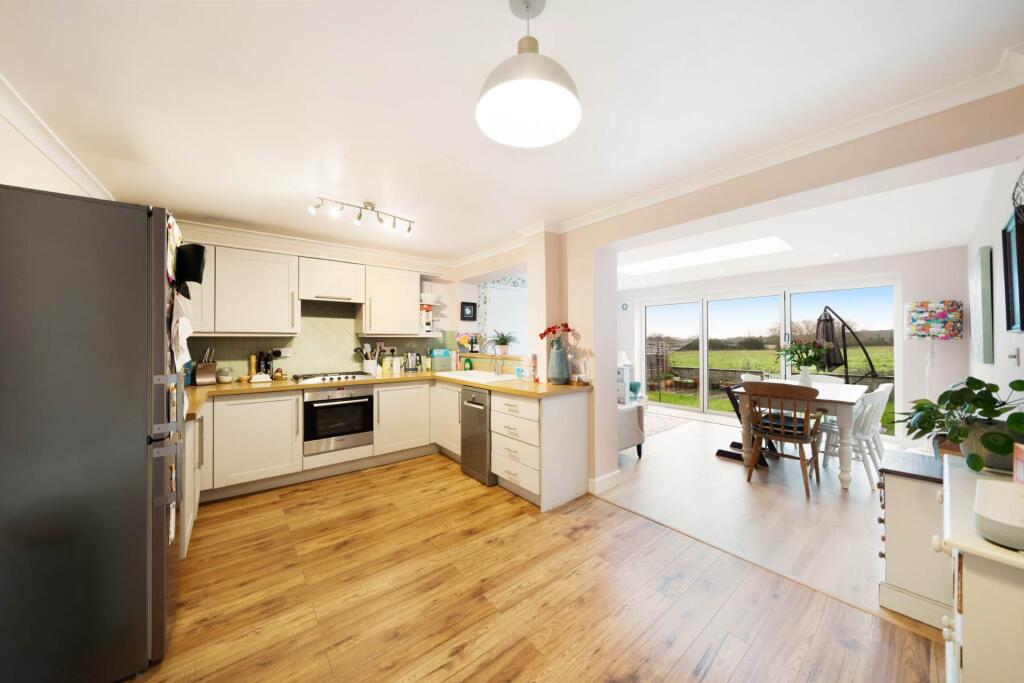Manor Gardens, Kewstoke - Beautifully Presented & Extended Family Home photo 2