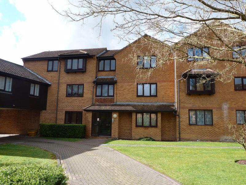 1-bed flat on Knaves Hollow, Wooburn Moor, £215,000