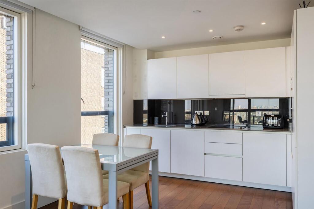 121 Upper Richmond Road, London – další