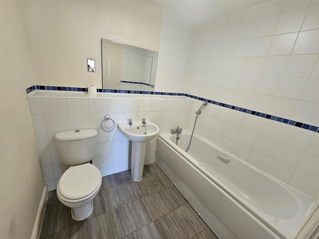 Apartment in Aylesbury, Buckinghamshire - More