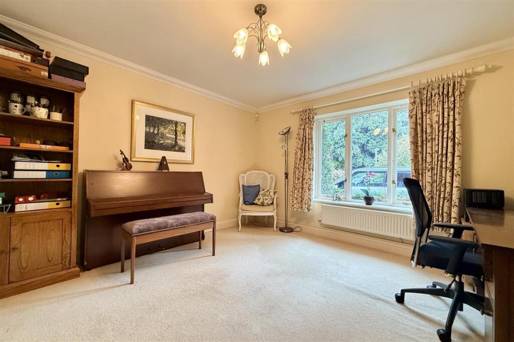 House in Gloucester - View 5