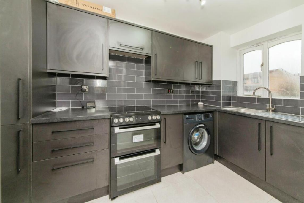 Apartment in Watford, Hertfordshire - View 2