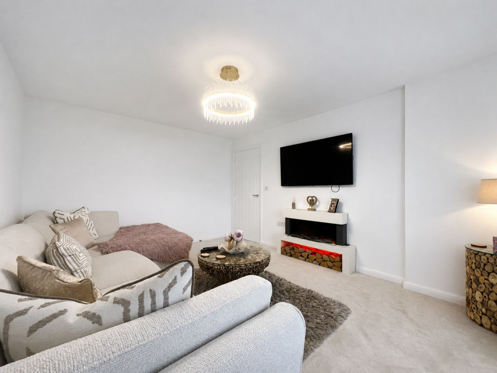 House in Peterborough, Hampton Gardens, City of Peterborough - More