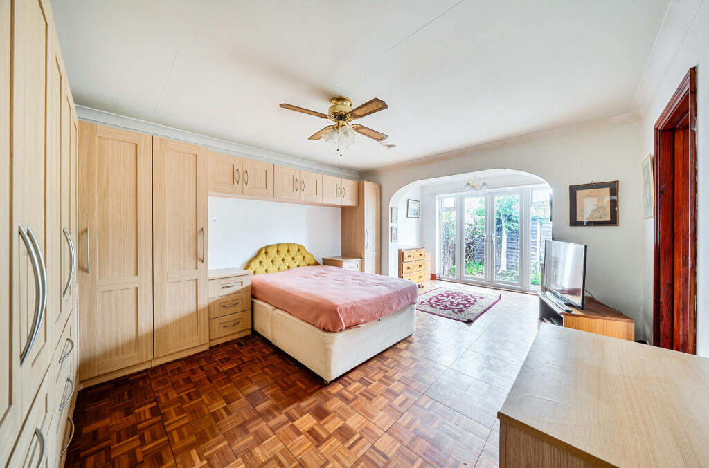House in Houghton Regis, Central Bedfordshire - More