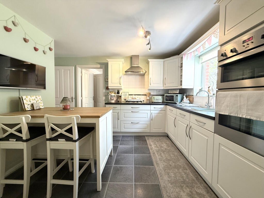 House in Cardiff, Cwmbach - More