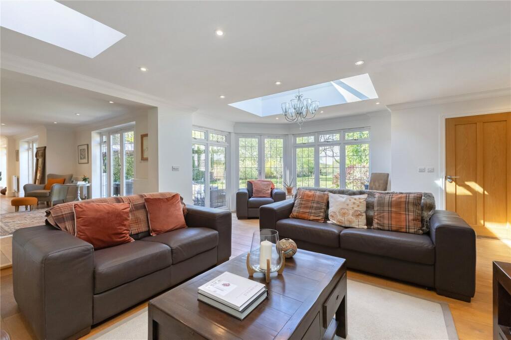 House in Kingston upon Thames - More