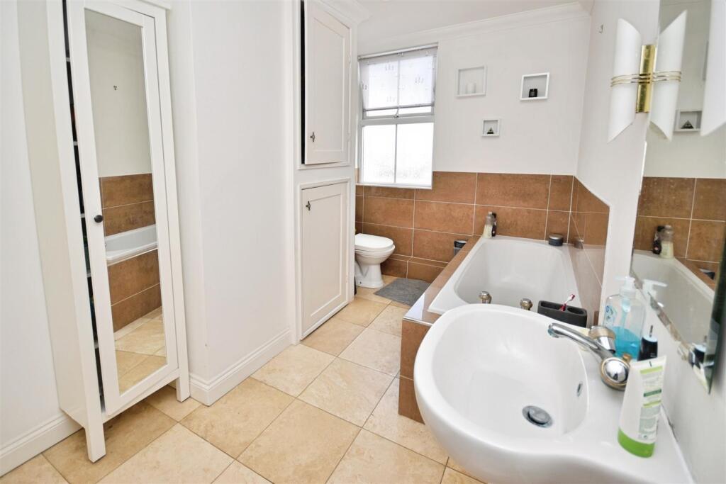 House in North Kesteven, Quarrington Hill, Sleaford - More