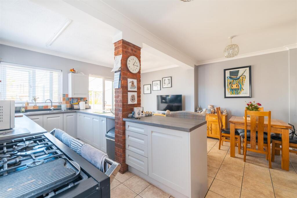 Marshlands Road, Little Neston, Cheshire photo 4