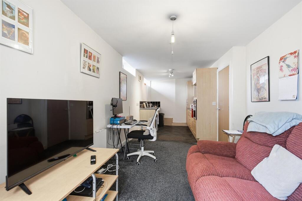 Apartment in Kirklees, West Yorkshire - View 2