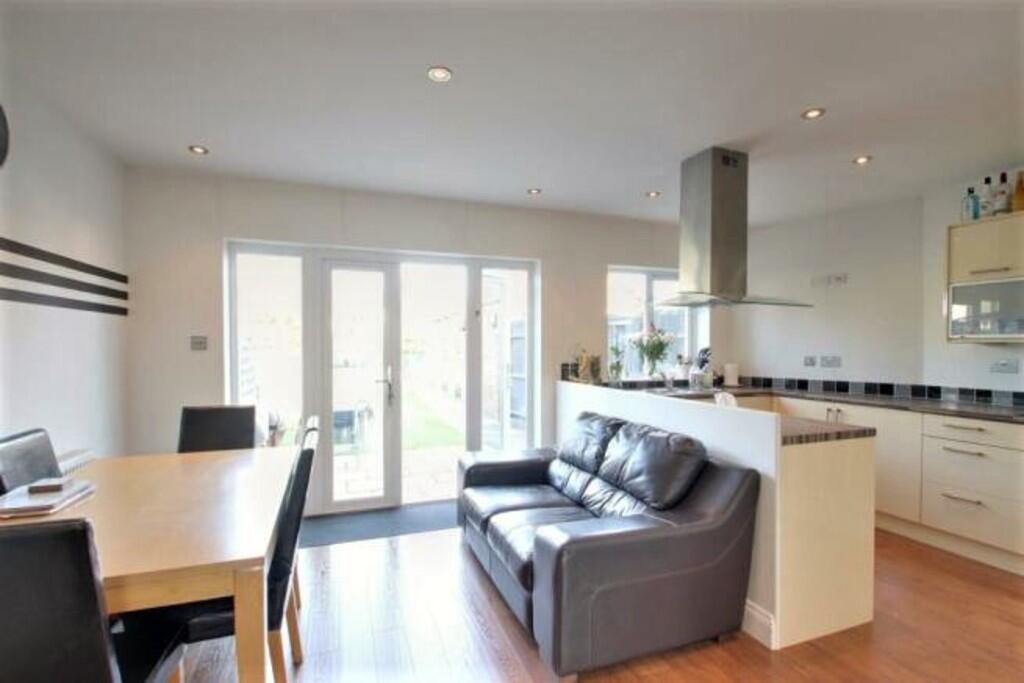 39  Whitby Road photo 2