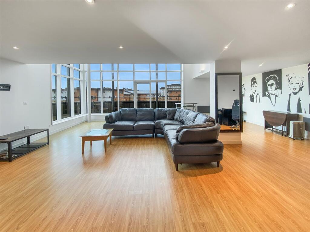 Main image of property: The Penthouse, Quayside Drive, Colchester, CO2 8GQ