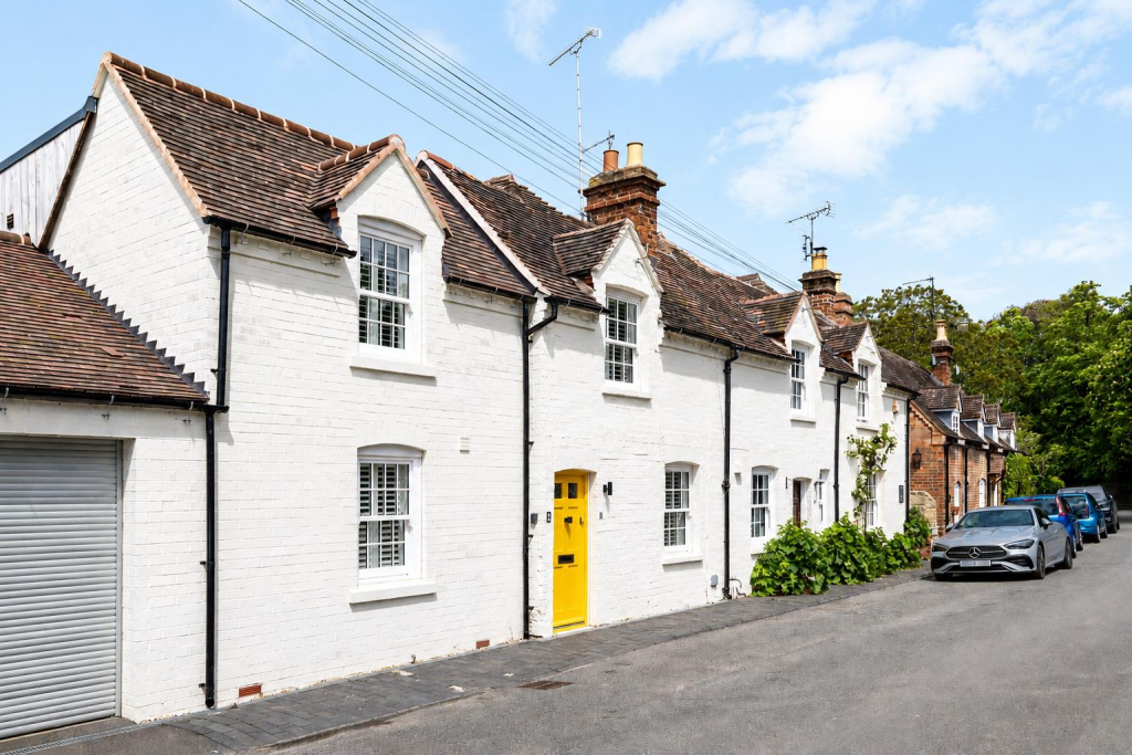 Main image of property: Alveston Lane, Alveston, Stratford-Upon-Avon