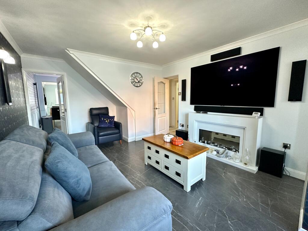 Exbury Close, Pendeford, Wolverhampton, WV9 photo 2