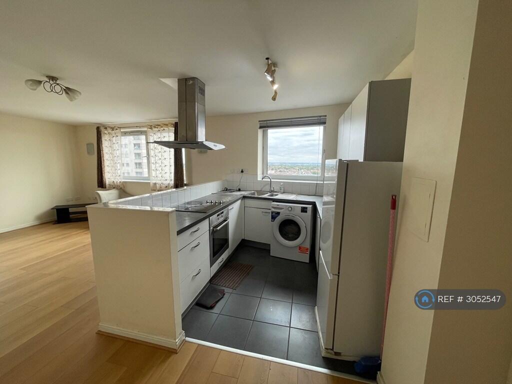 Apartment in Ilford, Gants Hill - View 2