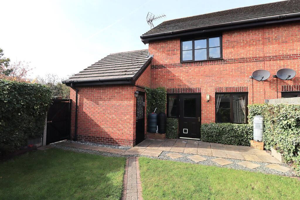  Whetstone Road, FARNBOROUGH, GU14 photo 3