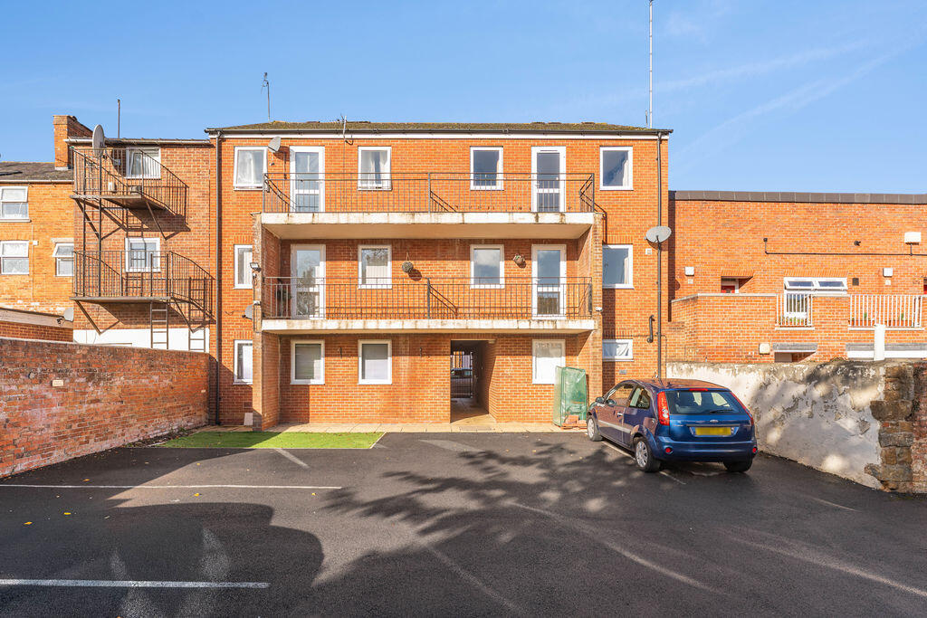 2-bed flat on Charles Court, Broad Street, Banbury, £159,950