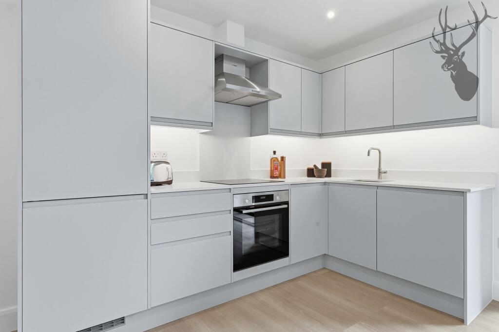 Apartment in Ilford - View 3