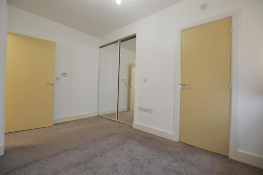 Apartment in London, Yiewsley - View 5