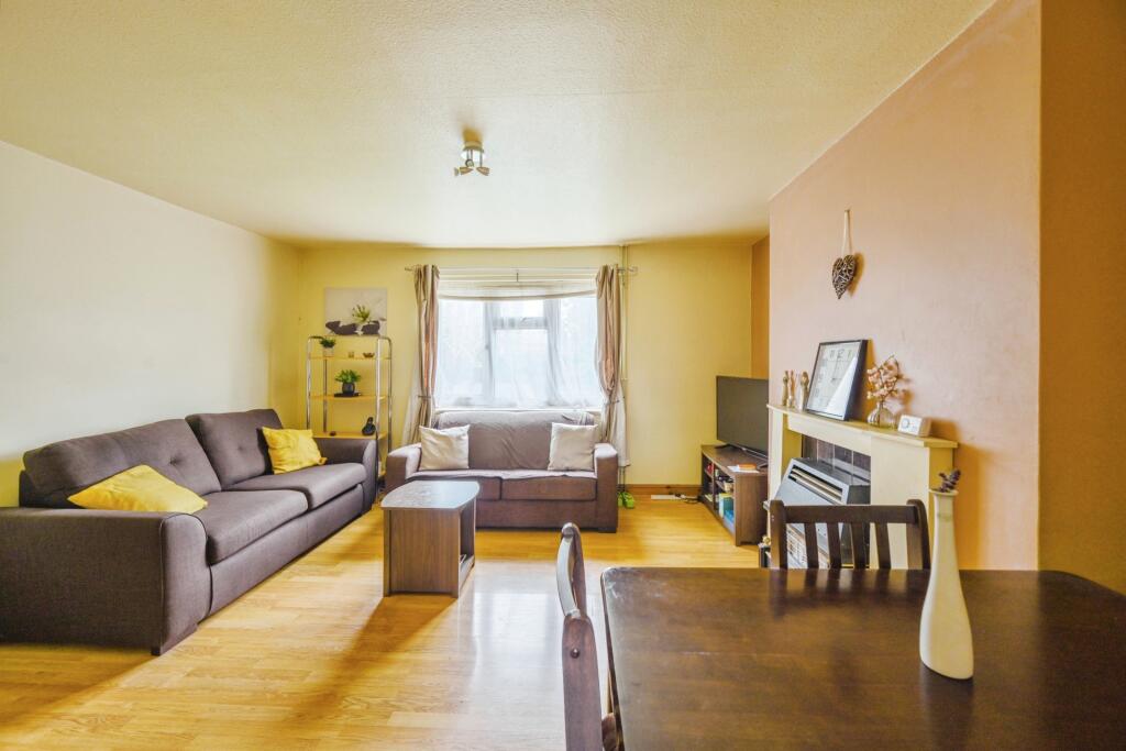 Sandalwood Road, Burton-on-Trent, Staffordshire, DE15 photo 2