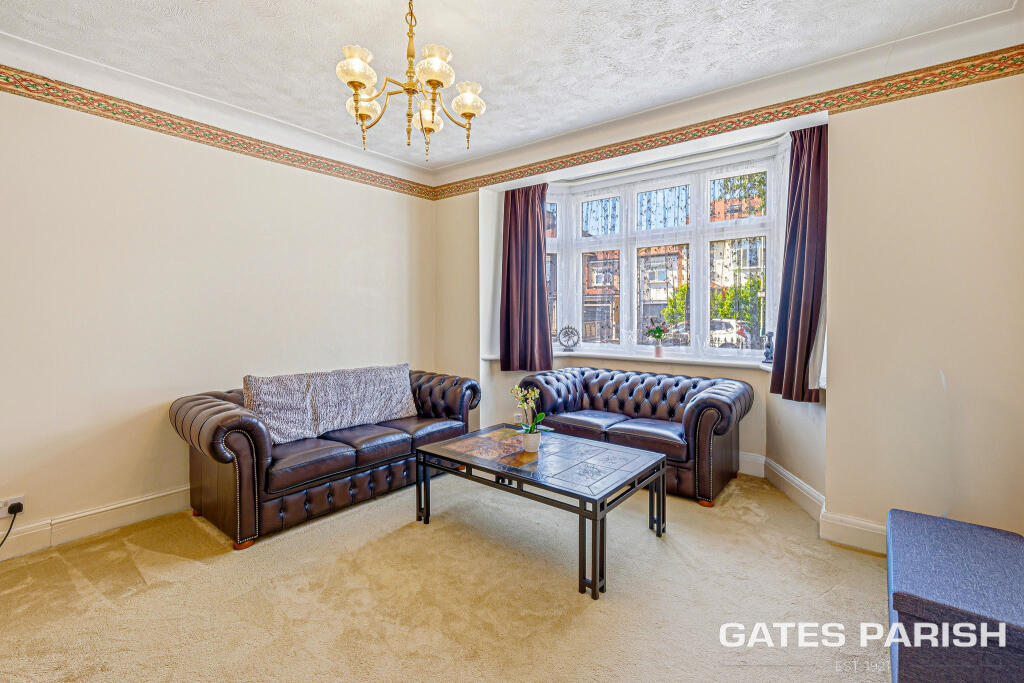 Stewart Avenue, Upminster, RM14 photo 4