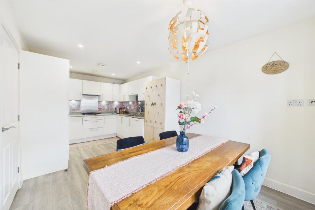 House in Wokingham, Emmbrook - View 5