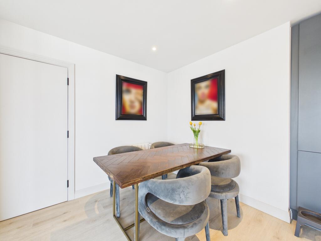 Apartment in Redhill - View 4