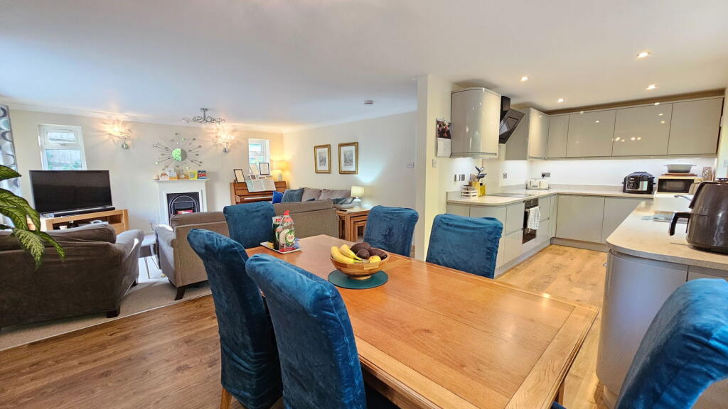 Apple Tree Close, Newbury RG14 6HR photo 4