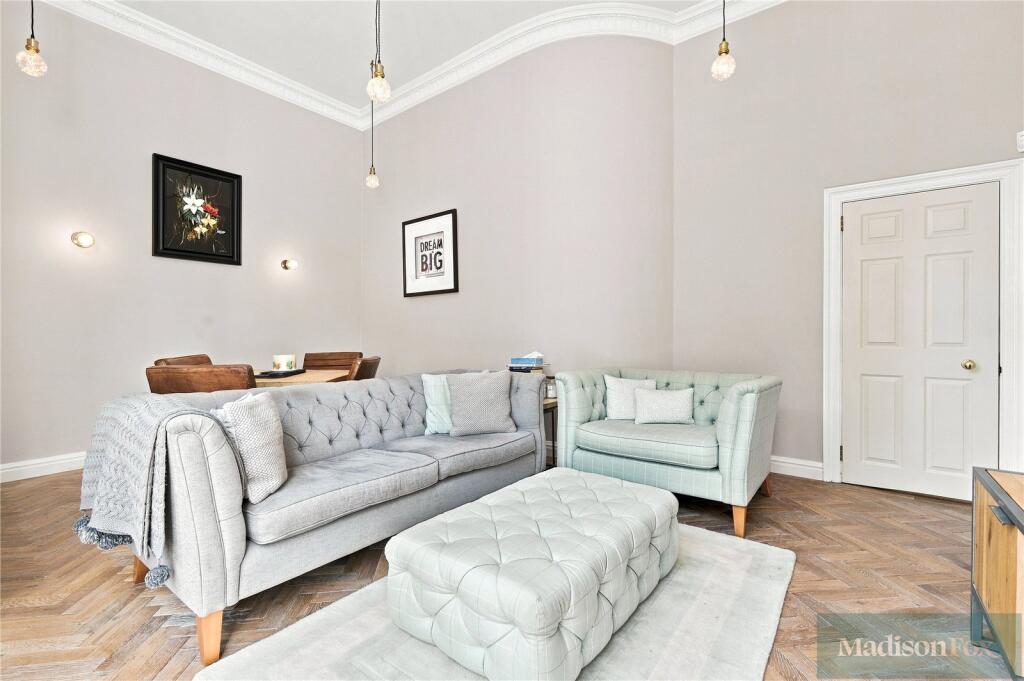 House in Chigwell, Grange Hill - View 5