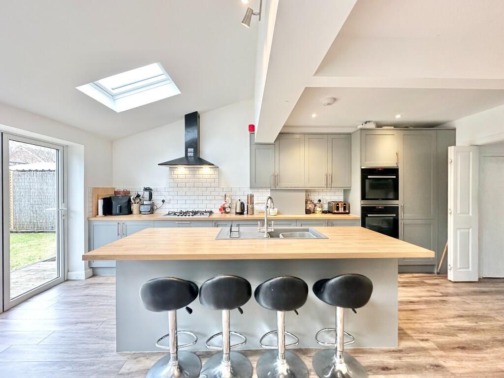 Grosvenor Road, Sale, Greater Manchester, M33 photo 2