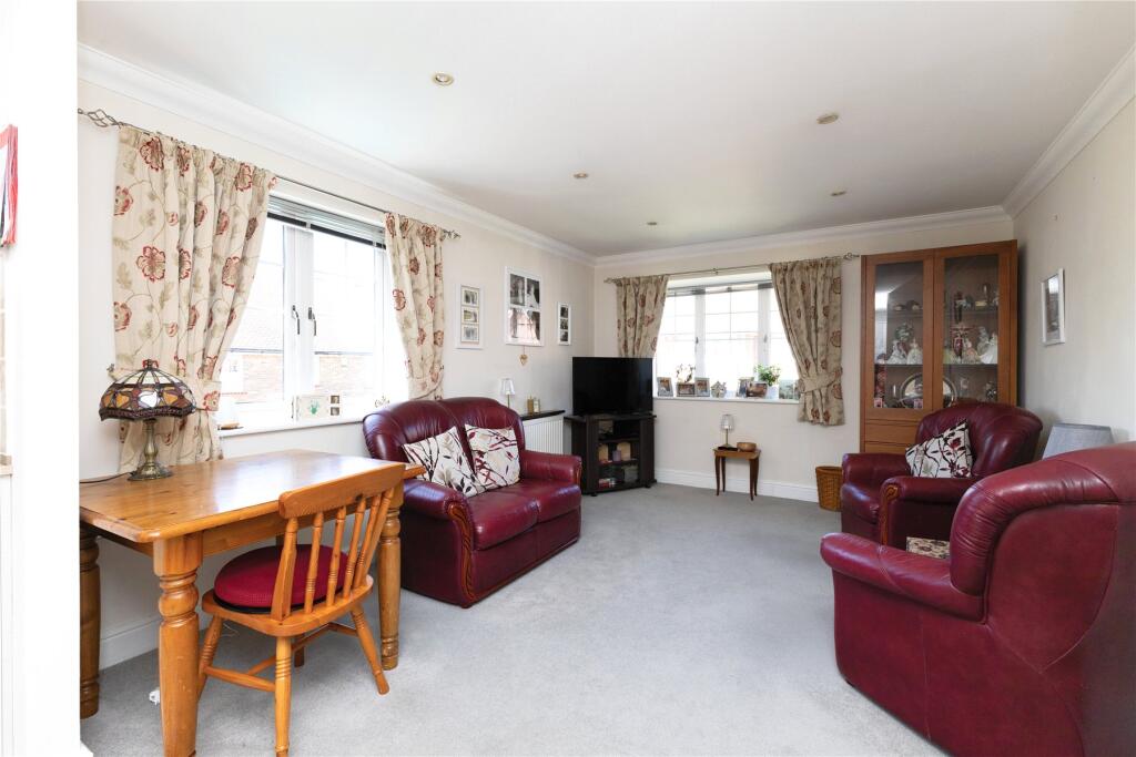 Lark Rise, Liphook, Hampshire, GU30 photo 3