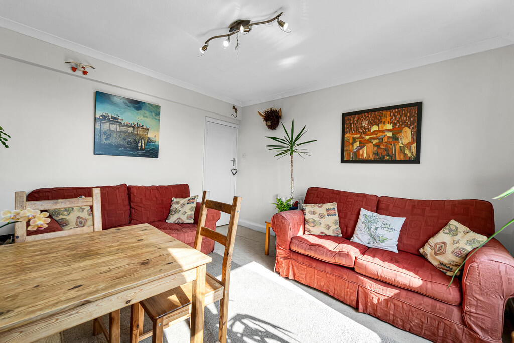Oakhall Drive, Sunbury-on-Thames photo 4