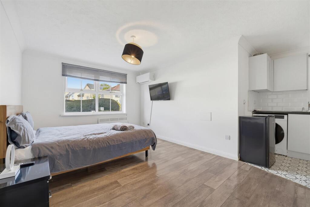 Apartment in London, Heston - View 4