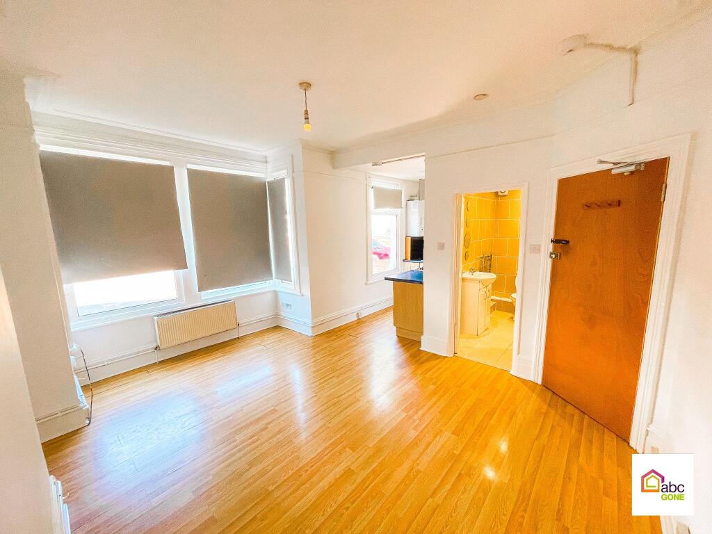 Main image of property: Flat 2 33 Anerley Road, Westcliff-on-Sea, Essex, SS0 7HJ, UK