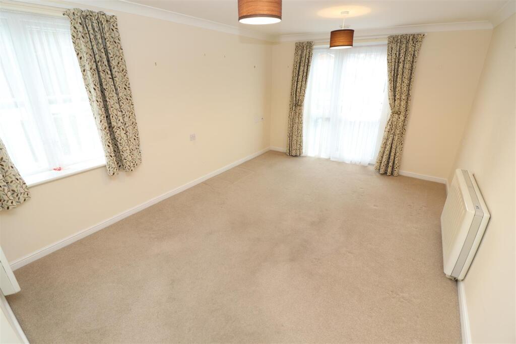 High Street South, Rushden, NN10 - More