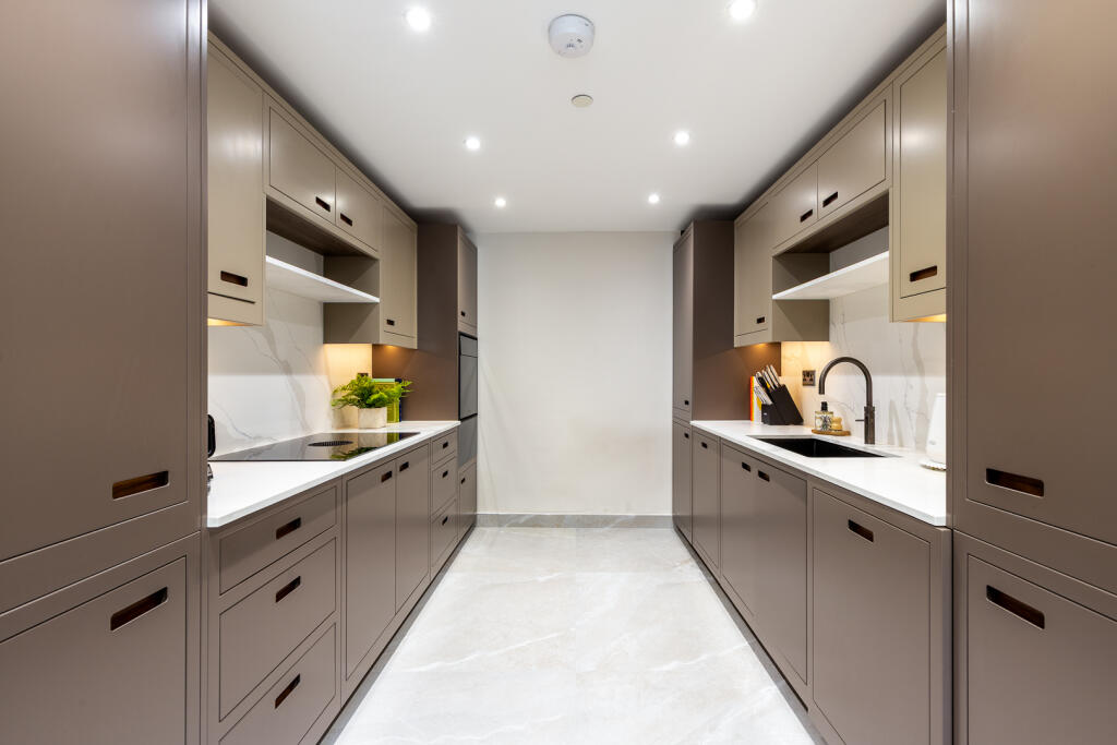 House in London, Royal Borough of Kensington and Chelsea - View 4
