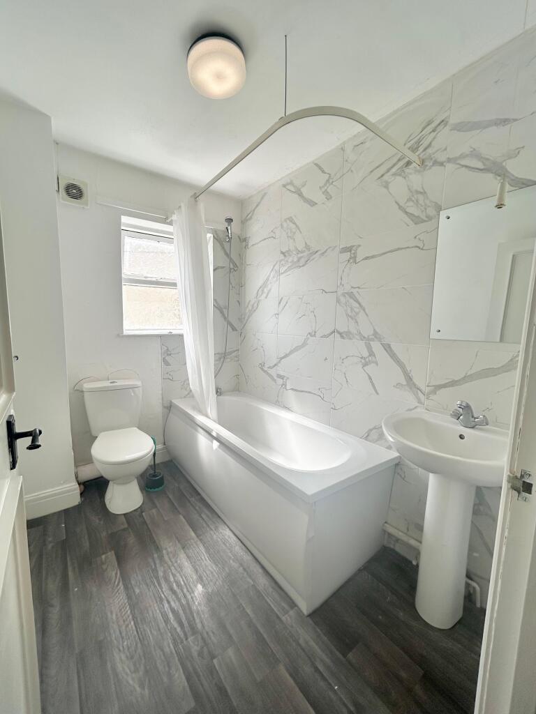Apartment in Cardiff, Roath - View 5