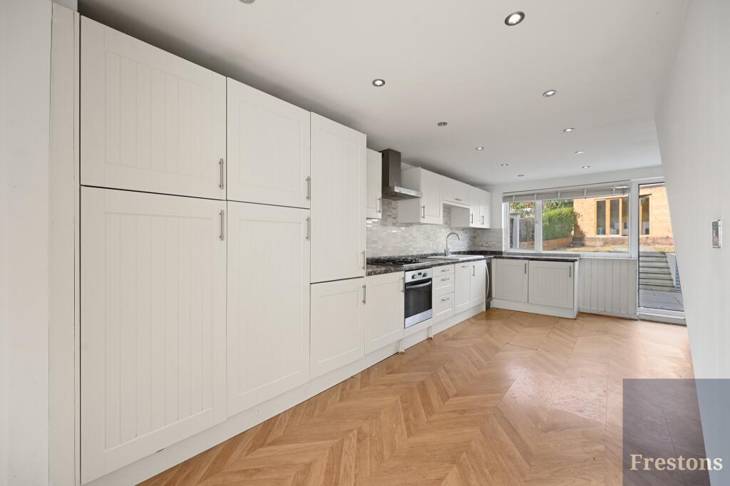 House in Hertsmere, Hertfordshire - View 2