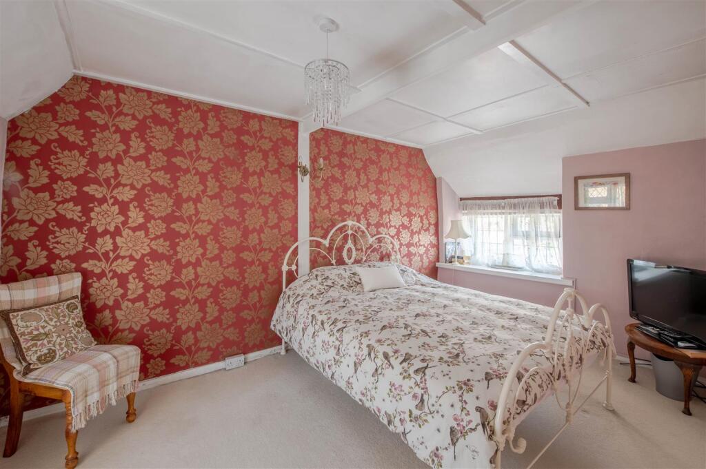 House in Higham Ferrers, North Northamptonshire - More