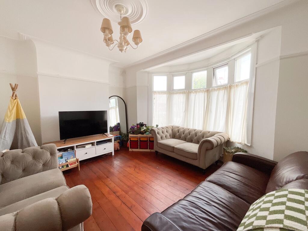Fernleigh Drive, Leigh-on-Sea photo 2
