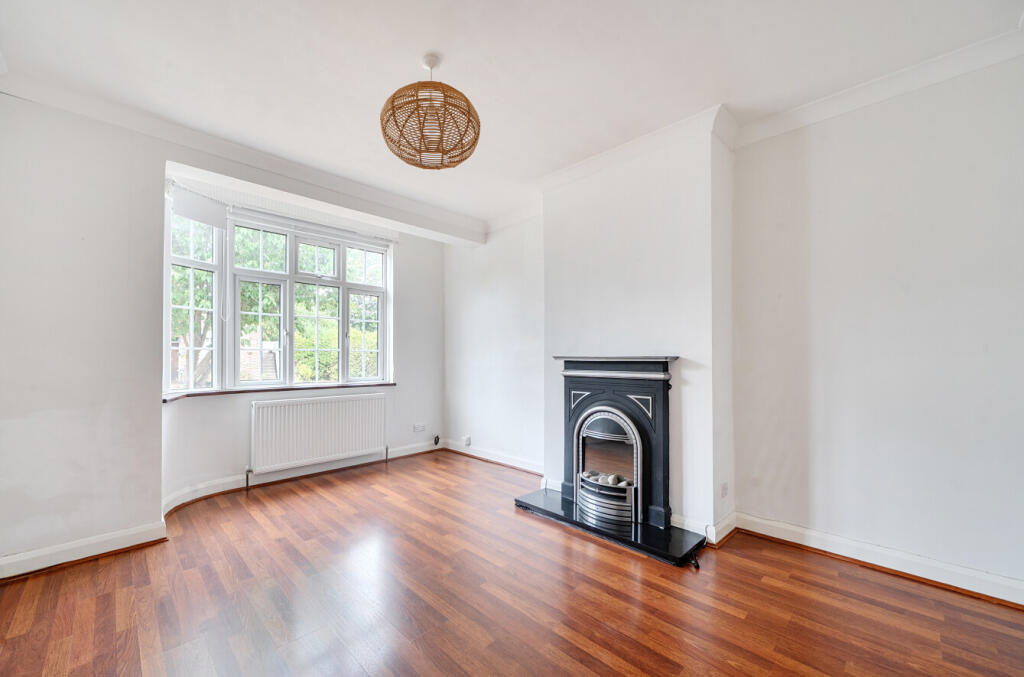 Apartment in Walton-on-Thames, Surrey - View 4