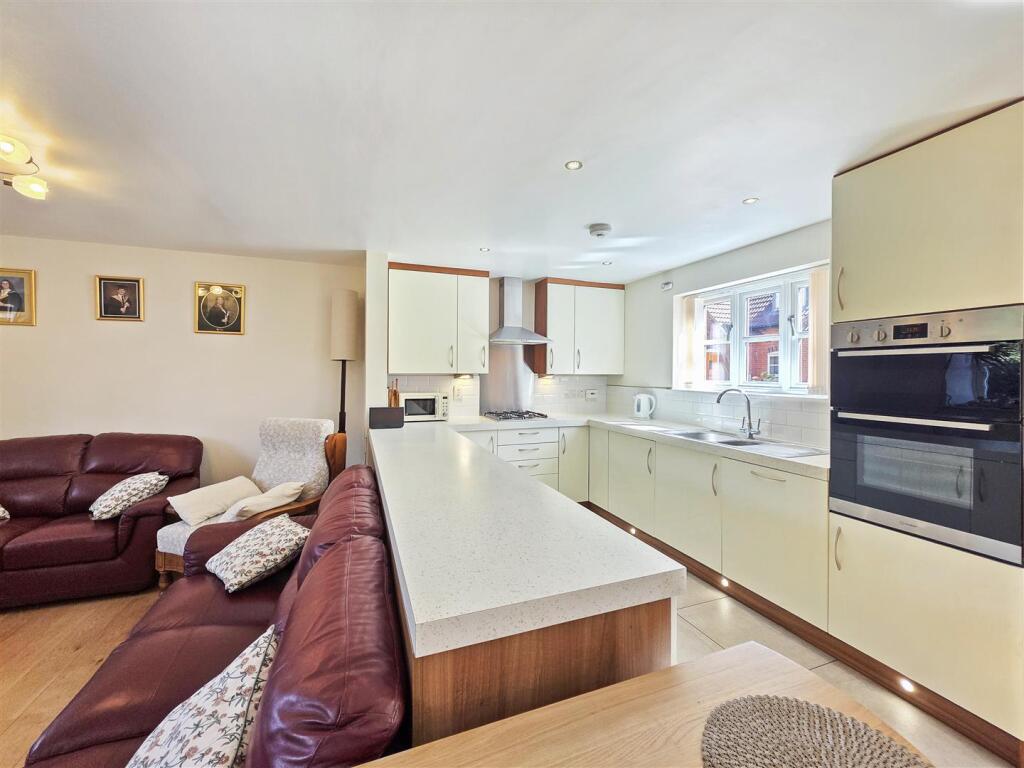 Manor Walk, Epperstone, Nottingham photo 4