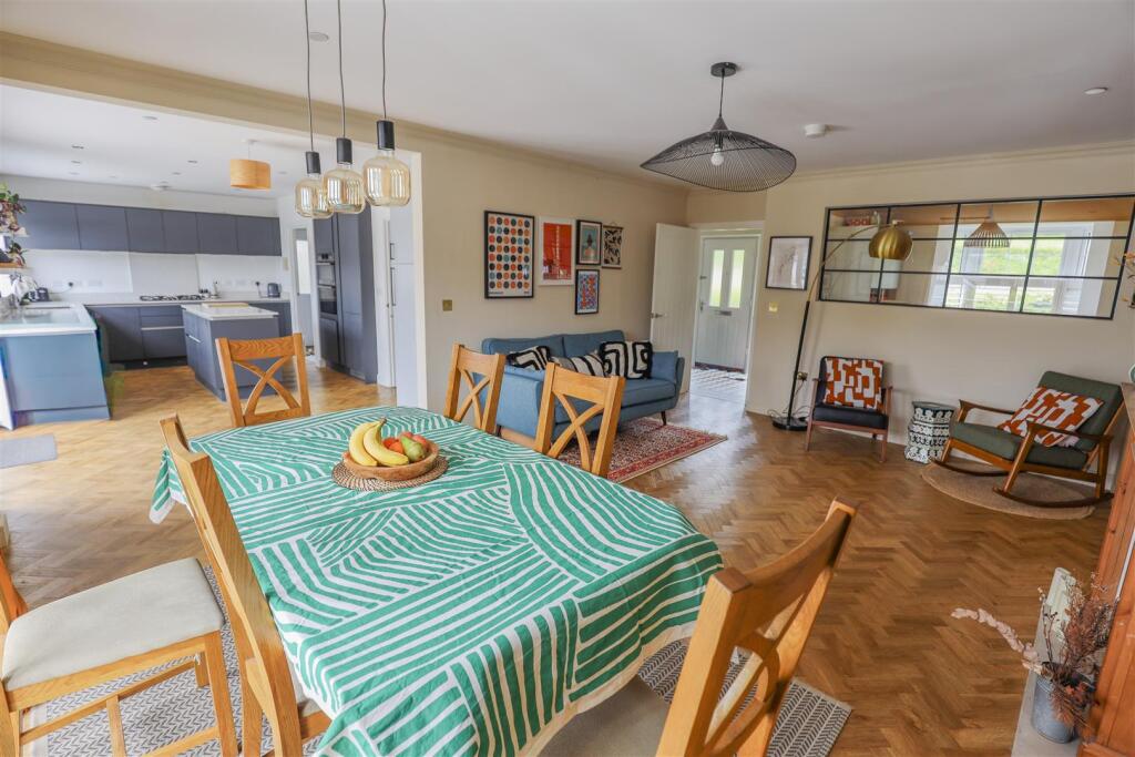 4 Cae Pella, Cowbridge, Vale of Glamorgan, CF71 7FN photo 4